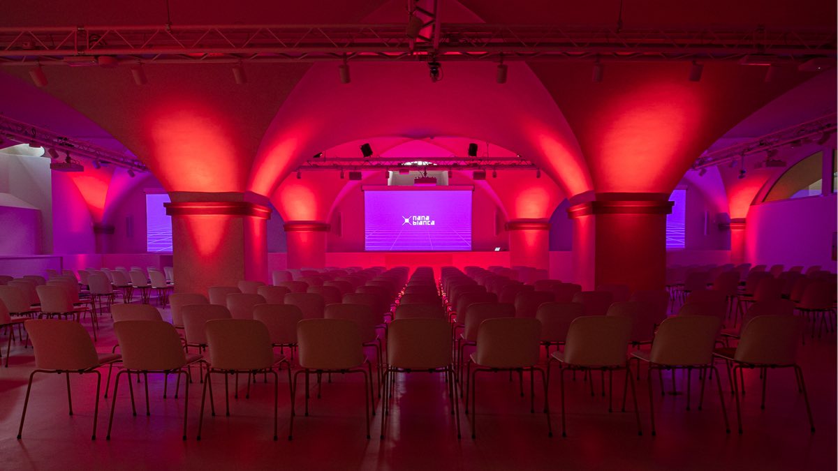 Auditorium di Nana Bianca in allestimento per un evento